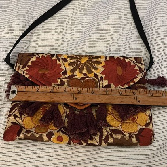 Floral Embroidered tapestry Crossbody Bag - Picture 4 of 7